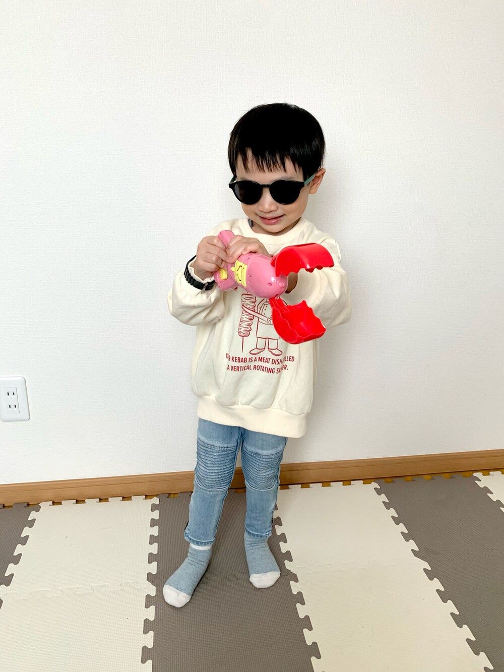 「お洒落さんとつながりたい、春コーデ、キッズ、スウェット、男の子、キッズコーデ、プチプラ、シンプルコーデ、デニム、ビッグシルエット」｜「Life Support Productsの裏毛プリントスウェット(80～150cm)（スウェット、ホワイト系）」を使った、Genさん（キッズ・90cm）の春コーディネートの5枚目の写真