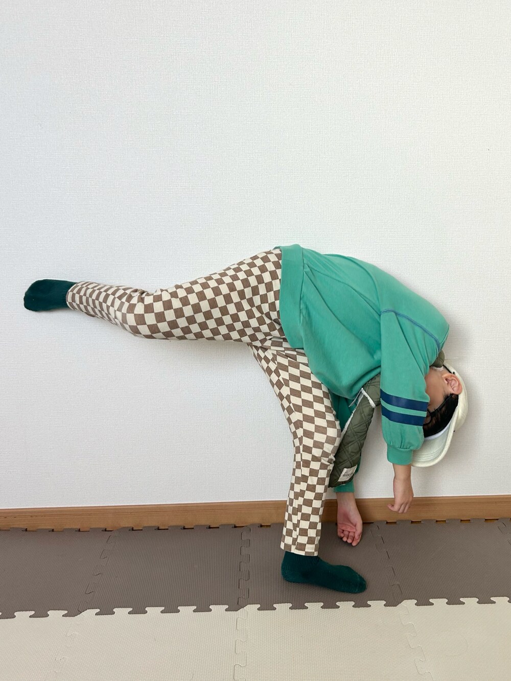 ブラウン系のその他パンツ、グリーン系のスウェット、ホワイト系のキャップを着用したキッズの冬コーディネートの4枚目の写真