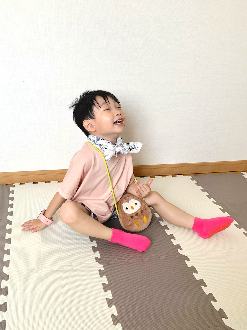 ピンク系のTシャツ/カットソー、ベージュ系のショルダーバッグ、ブルー系のパンツを着用したキッズの夏コーディネートの2枚目の写真