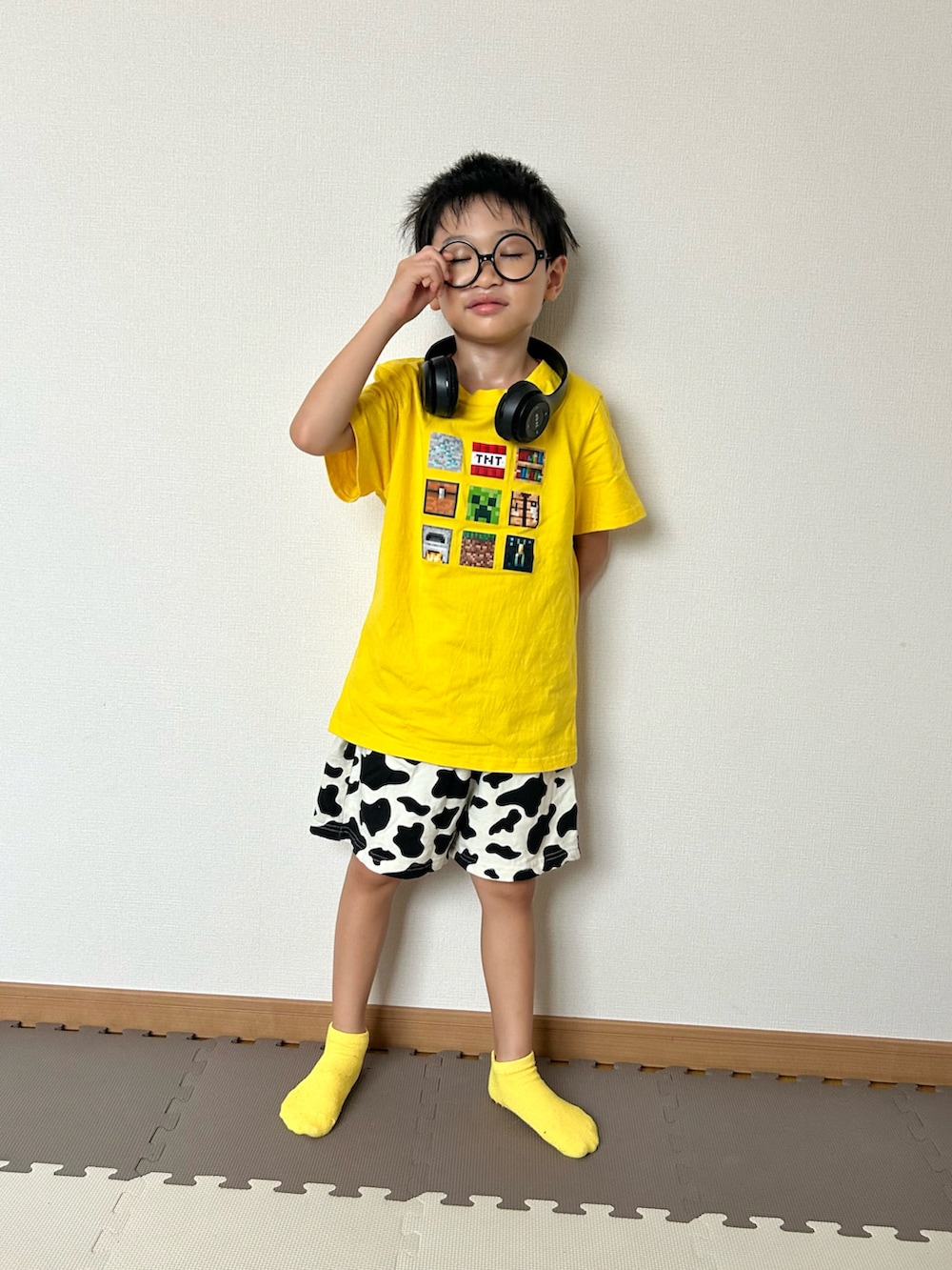 ホワイト系のその他パンツ、イエロー系のTシャツ/カットソー、その他のソックス/靴下を着用したキッズの夏コーディネートの4枚目の写真