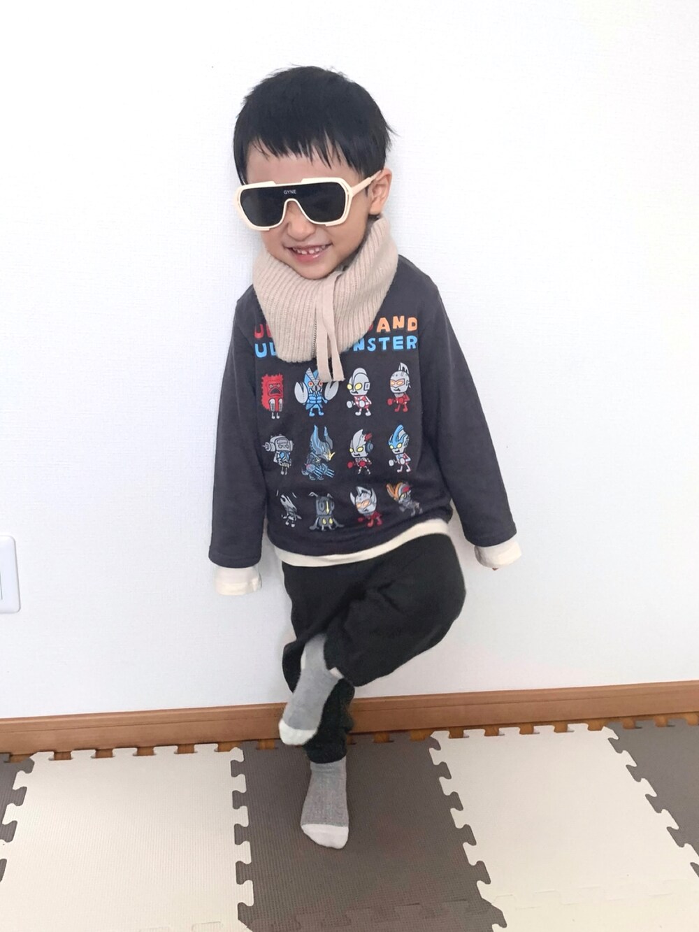 グレー系のスウェット、グレー系のスウェットパンツ、ベージュ系のTシャツ/カットソーを着用したキッズの冬コーディネートの3枚目の写真