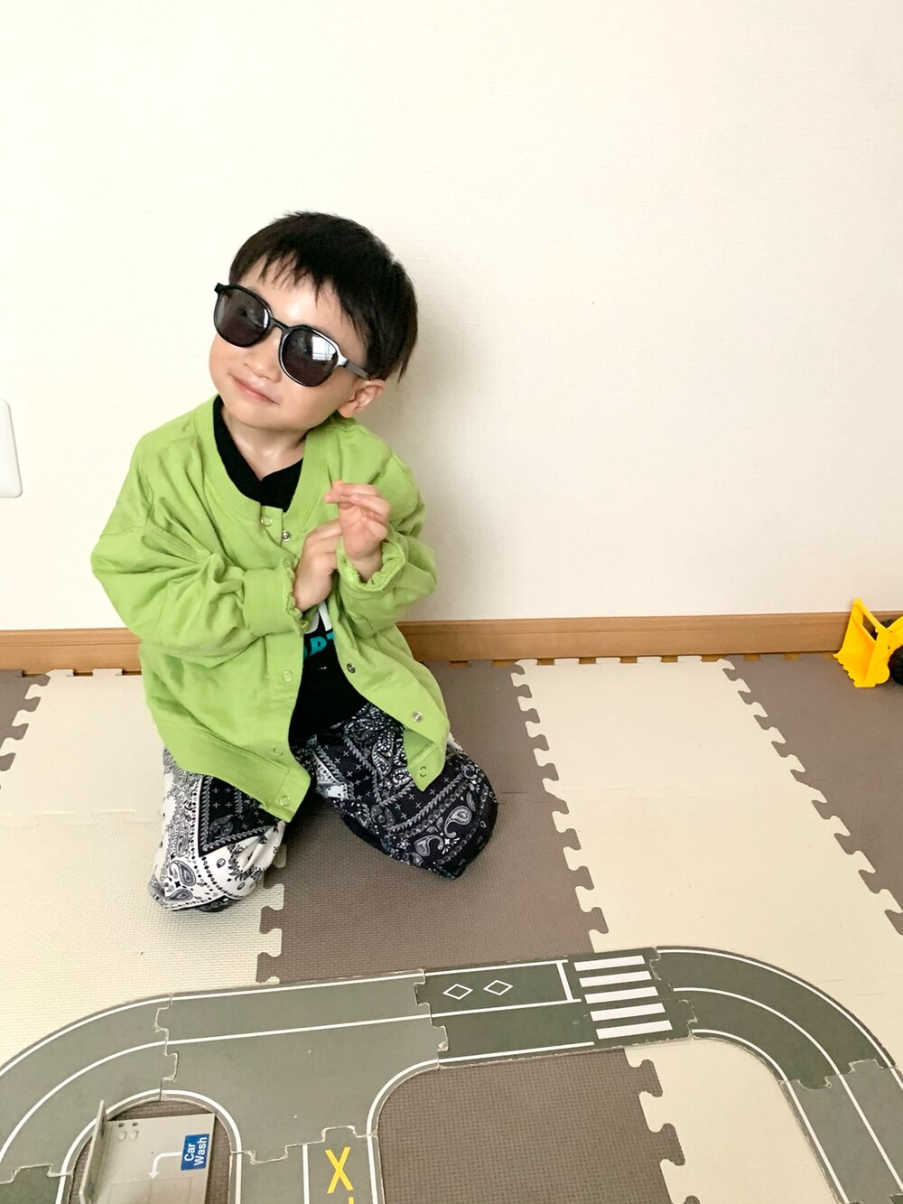 グリーン系のカーディガン/ボレロ、ブラック系のTシャツ/カットソー、ブルー系のスウェットパンツを着用したキッズの春コーディネートの4枚目の写真
