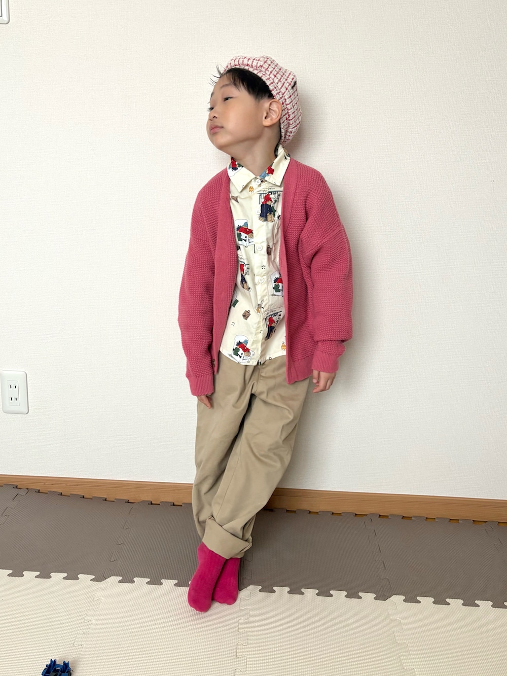 ベージュ系のシャツ/ブラウス、ピンク系のカーディガン/ボレロ、ベージュ系のチノパンツを着用したキッズの春コーディネートの2枚目の写真