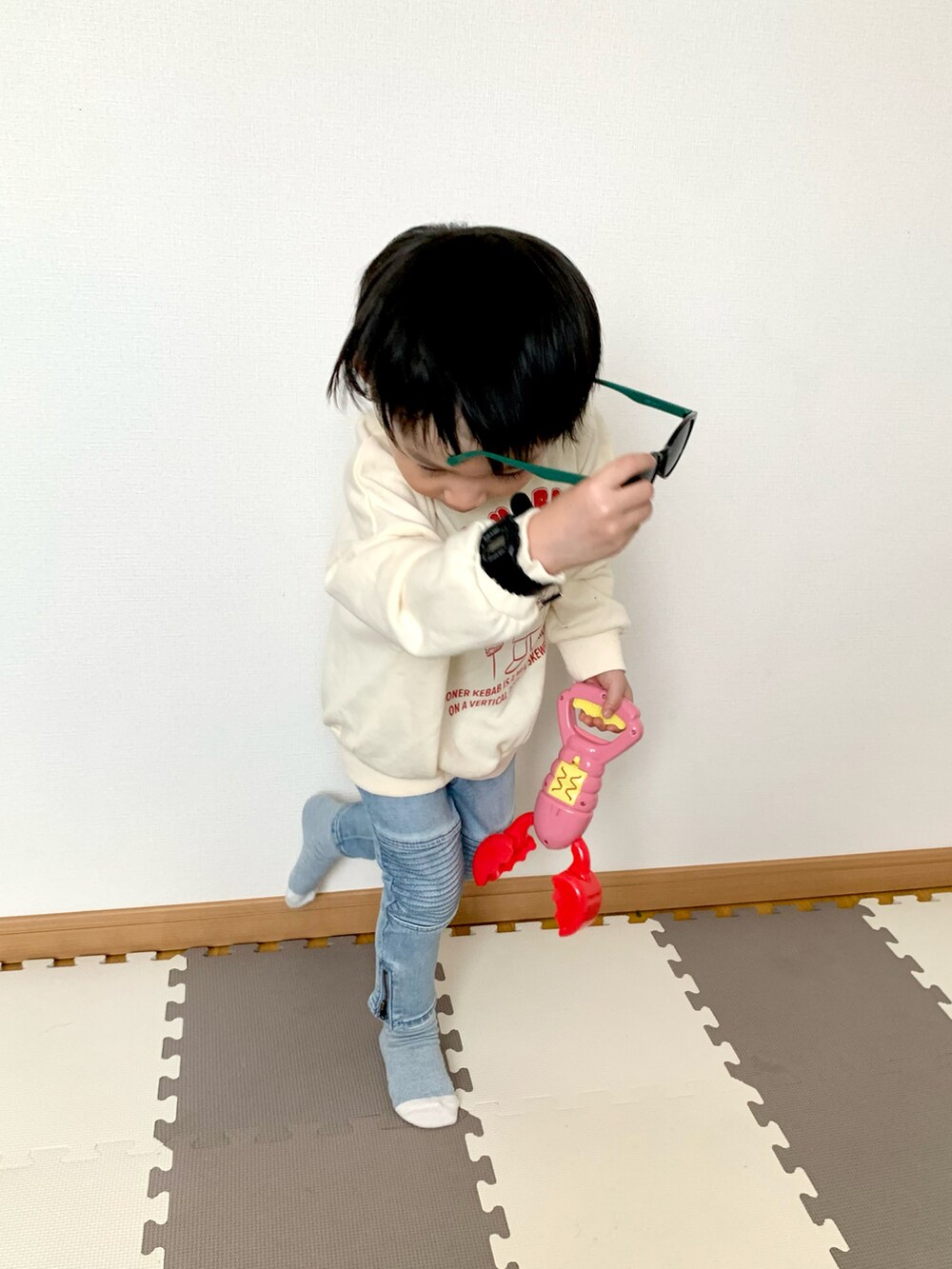 「お洒落さんとつながりたい、春コーデ、キッズ、スウェット、男の子、キッズコーデ、プチプラ、シンプルコーデ、デニム、ビッグシルエット」｜「Life Support Productsの裏毛プリントスウェット(80～150cm)（スウェット、ホワイト系）」を使った、Genさん（キッズ・90cm）の春コーディネートの2枚目の写真