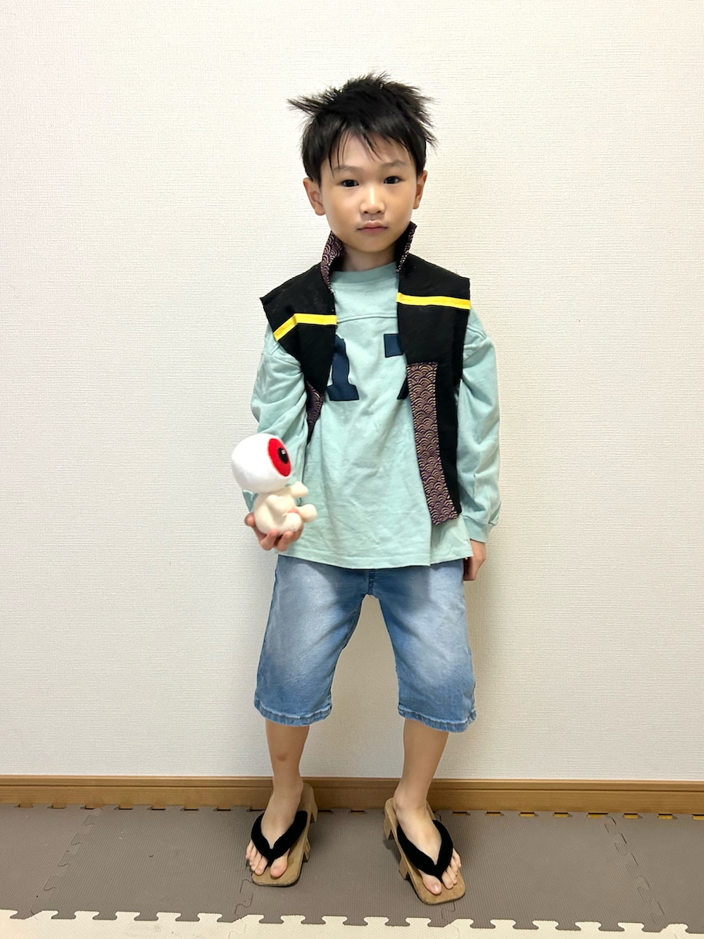 ブルー系のTシャツ/カットソー、ブルー系のデニムパンツ、ブラック系のフォーマルスーツ/小物を着用したキッズの冬コーディネートの5枚目の写真