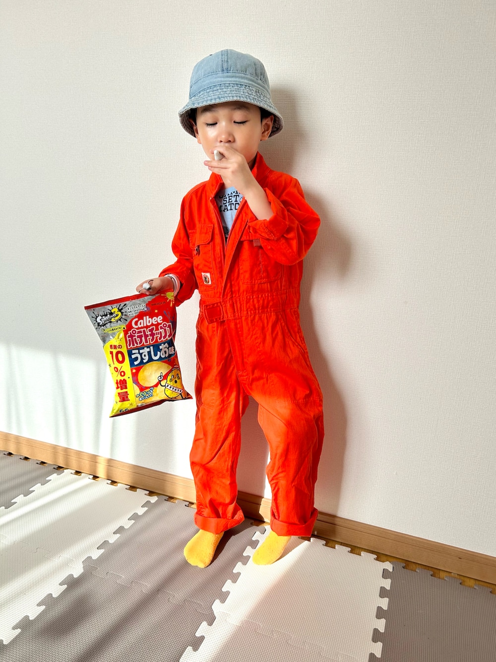 オレンジ系のつなぎ/オールインワン、ブルー系のTシャツ/カットソー、オレンジ系のその他を着用したキッズの春コーディネートの3枚目の写真