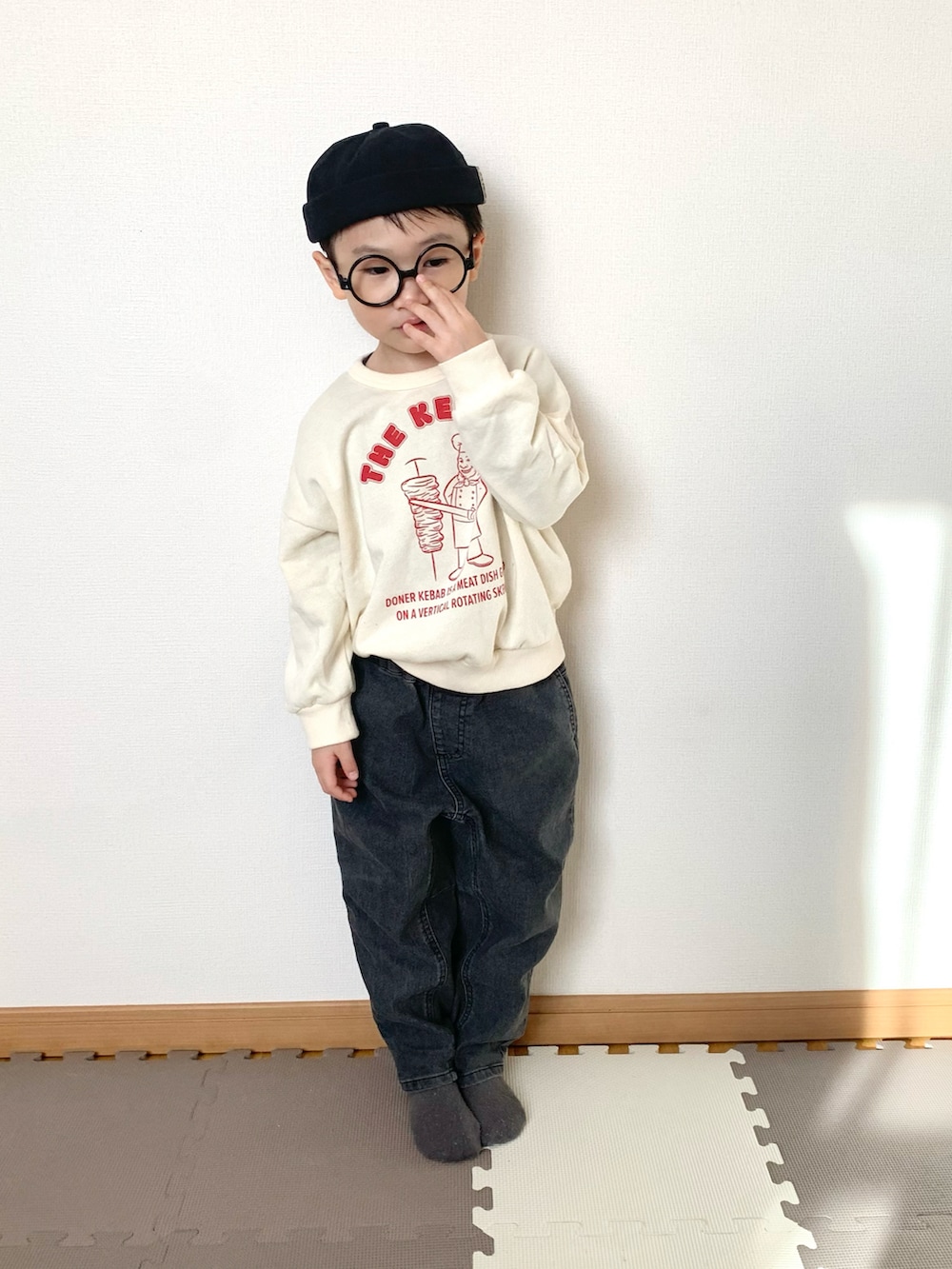 ホワイト系のスウェット、ブラック系のデニムパンツ、その他のソックス/靴下を着用したキッズの春コーディネートの4枚目の写真