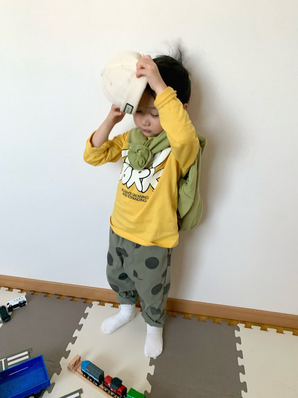 グリーン系のその他パンツ、グリーン系のパーカー、イエロー系のTシャツ/カットソーを着用したキッズの春コーディネートの2枚目の写真