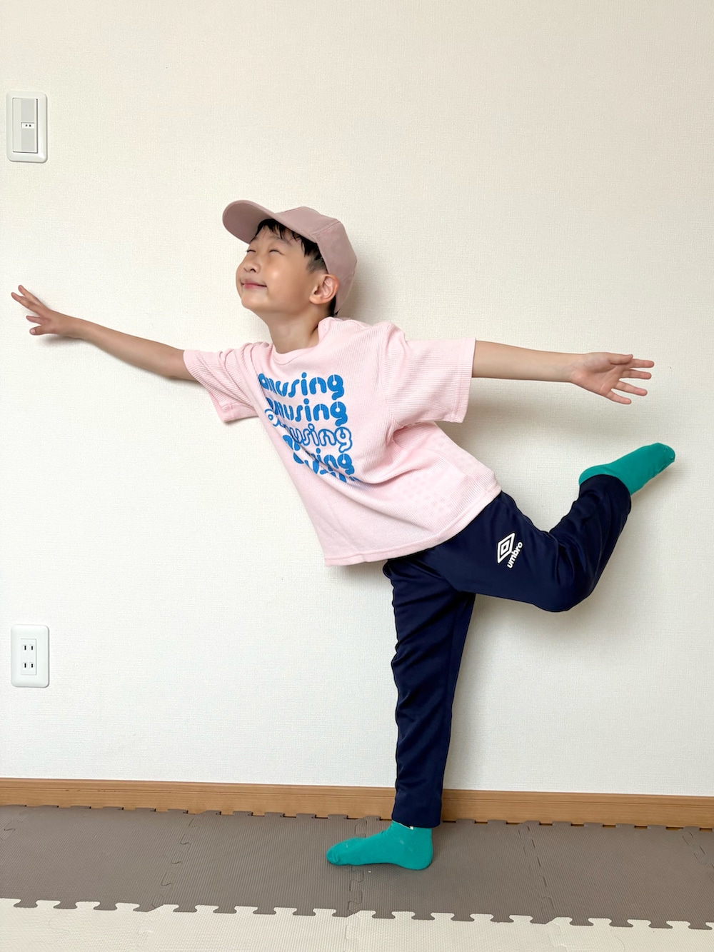 ピンク系のTシャツ/カットソー、ブルー系のジャージ、ブラウン系のポーチを着用したキッズの春コーディネートの4枚目の写真