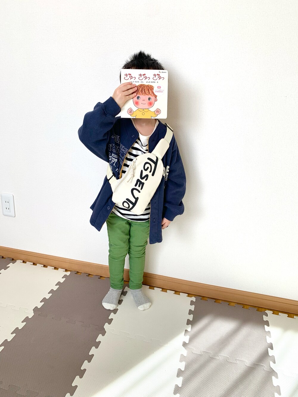 ベージュ系のボディバッグ/ウエストポーチ、ブルー系のカーディガン/ボレロ、グリーン系のその他パンツを着用したキッズの春コーディネートの4枚目の写真
