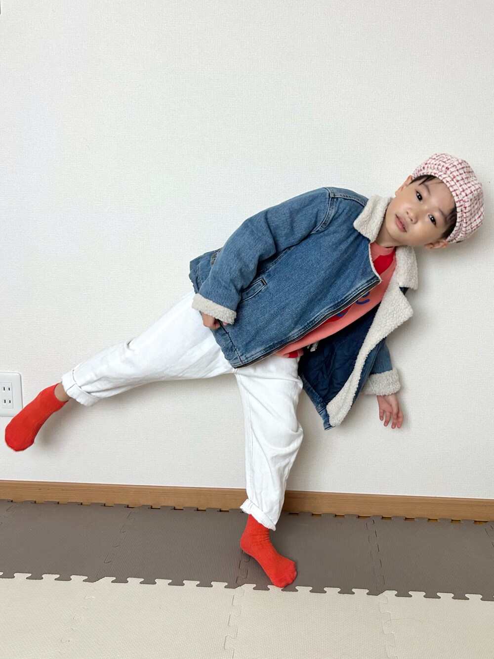 ピンク系のスウェット、ブルー系のジャケット/アウター、ホワイト系のデニムパンツを着用したキッズの秋コーディネートの3枚目の写真