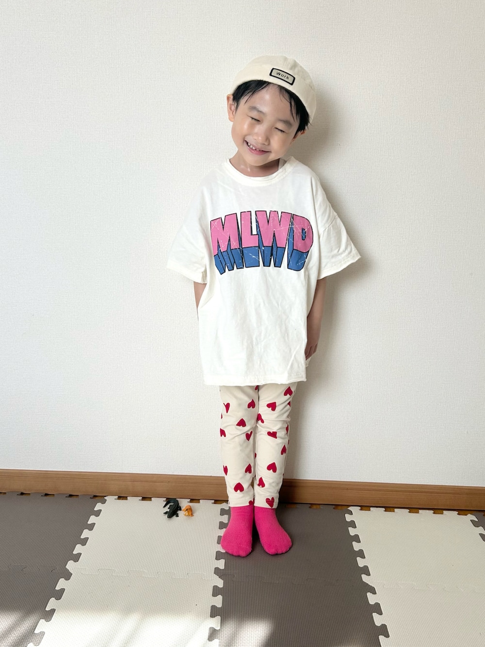 レッド系のその他パンツ、ホワイト系のTシャツ/カットソー、ホワイト系のキャップを着用したキッズの春コーディネートの4枚目の写真