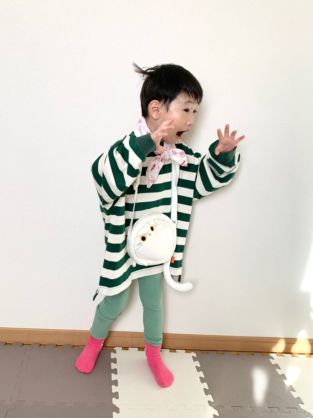 グリーン系のTシャツ/カットソー、ホワイト系のショルダーバッグ、グリーン系のレギンス/スパッツを着用したキッズの春コーディネートの2枚目の写真