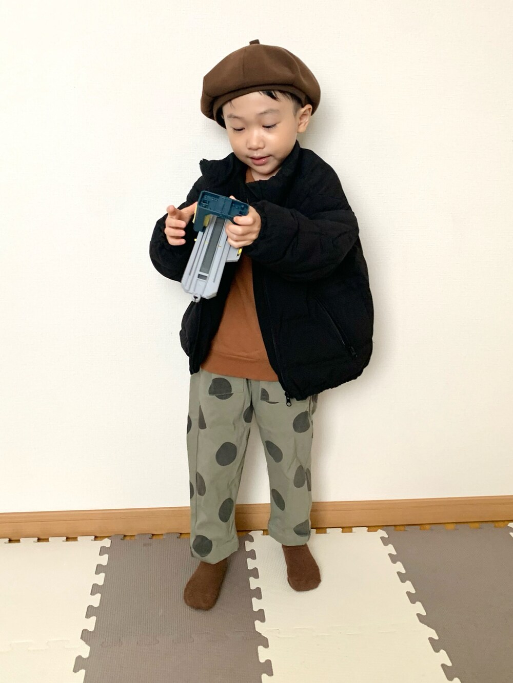 ブラック系のブルゾン、グリーン系のチノパンツ、ブラウン系のスウェットを着用したキッズの冬コーディネートの4枚目の写真