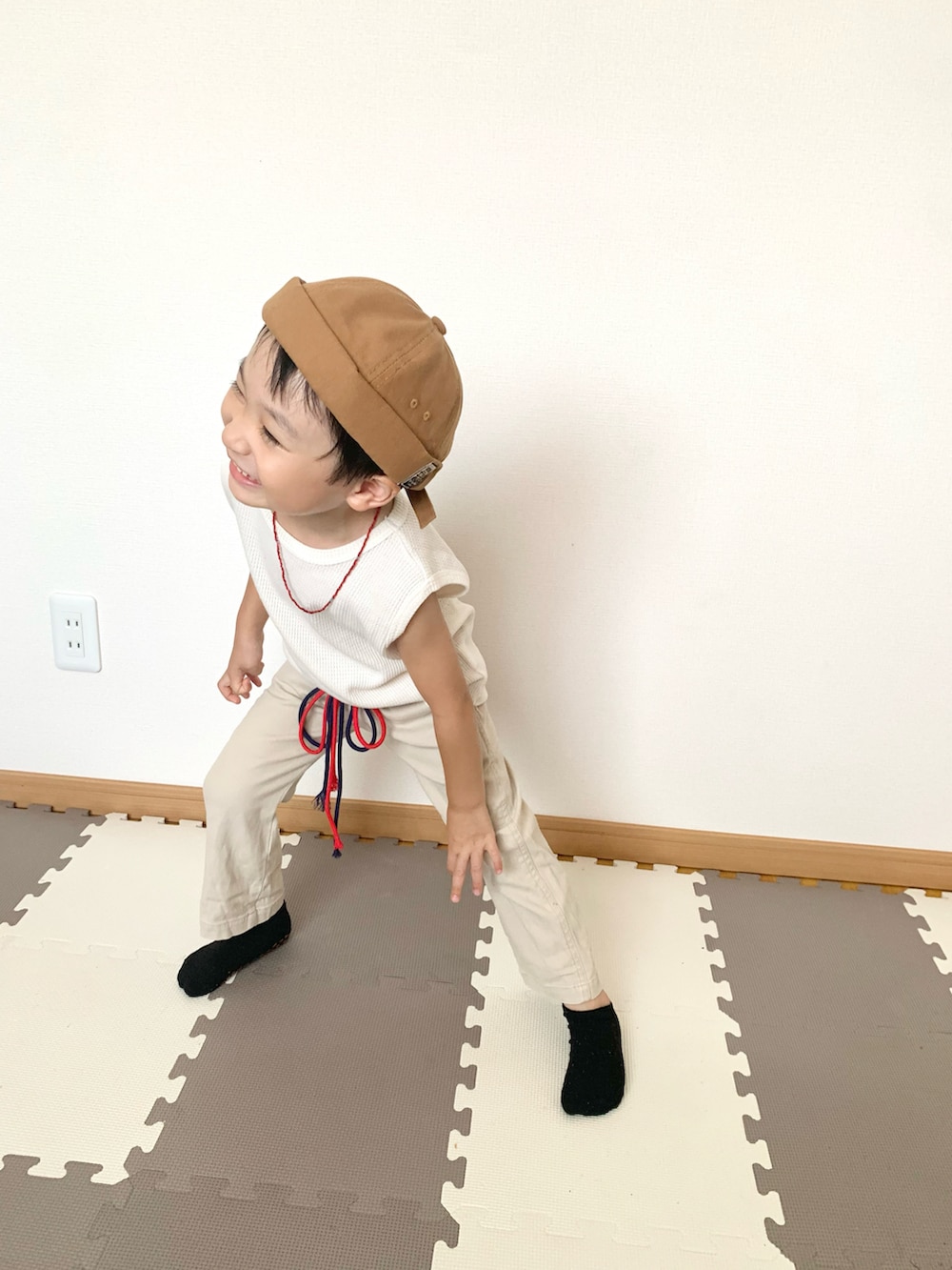 ホワイト系のタンクトップ、ベージュ系のチノパンツ、ホワイト系のTシャツ/カットソーを着用したキッズの夏コーディネートの5枚目の写真