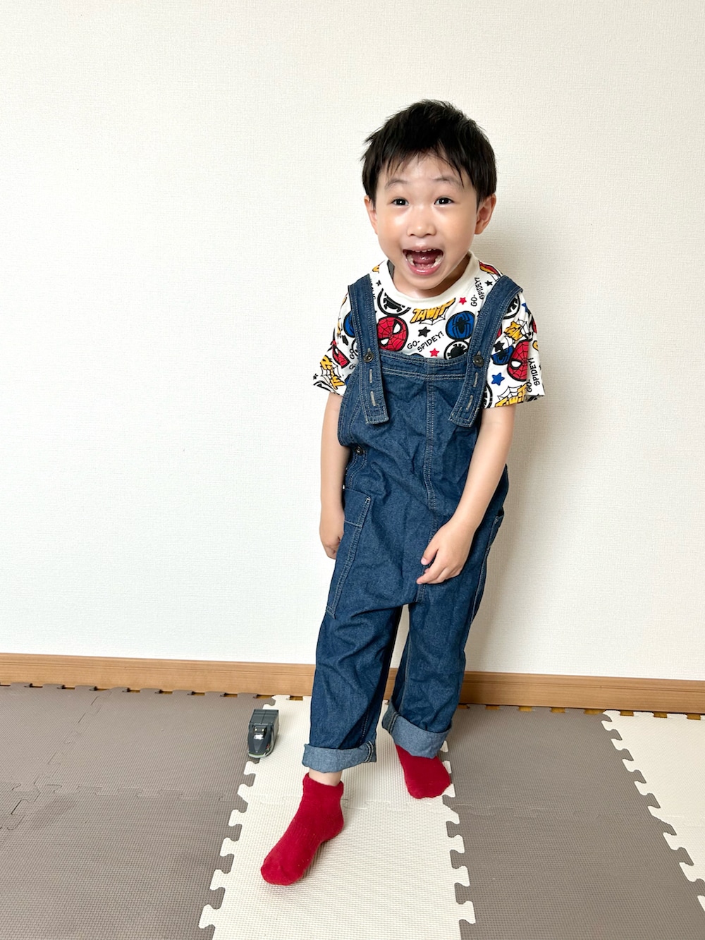 「プチプラ、夏コーデ、スパイダーマン、サロペット、夏だ！Tシャツ着よう！、Tシャツ、カラーソックス」｜「西松屋のアイテム（Tシャツ/カットソー、ホワイト系）」を使った、Genさん（キッズ・100cm）の夏コーディネートの3枚目の写真
