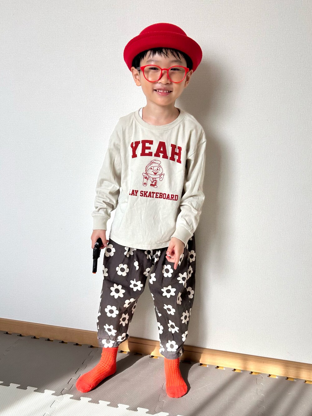 その他のTシャツ/カットソー、ブラック系のその他パンツ、レッド系のメガネを着用したキッズの春コーディネートの3枚目の写真