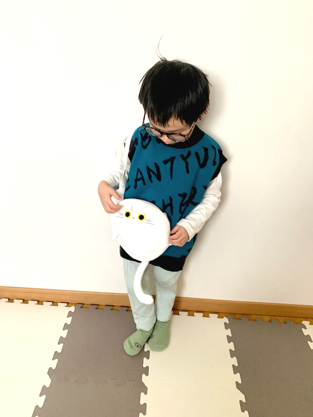 ブルー系のベスト、ホワイト系のTシャツ/カットソー、グリーン系のスウェットパンツを着用したキッズの春コーディネートの3枚目の写真