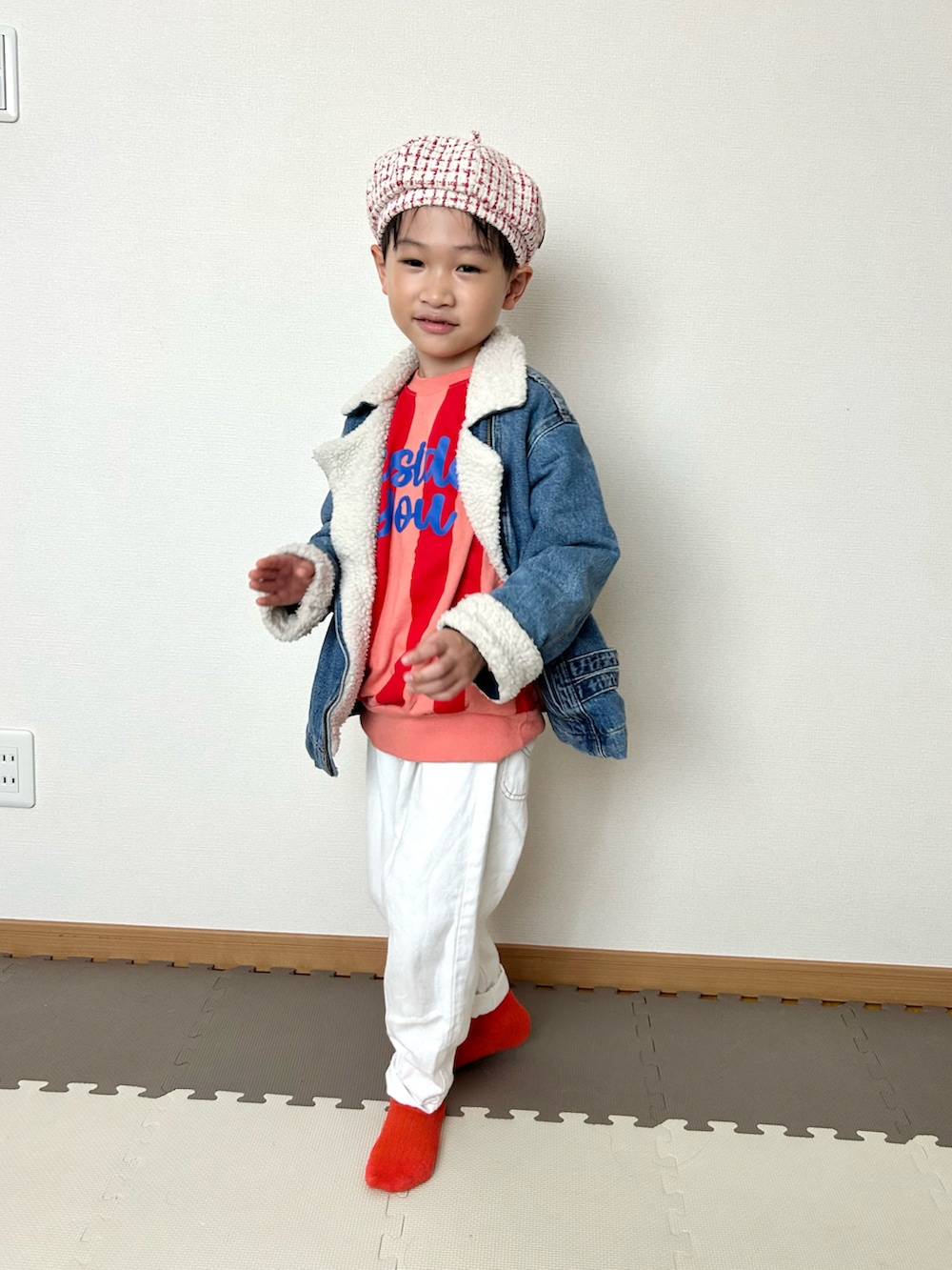 ピンク系のスウェット、ブルー系のジャケット/アウター、ホワイト系のデニムパンツを着用したキッズの秋コーディネートの2枚目の写真