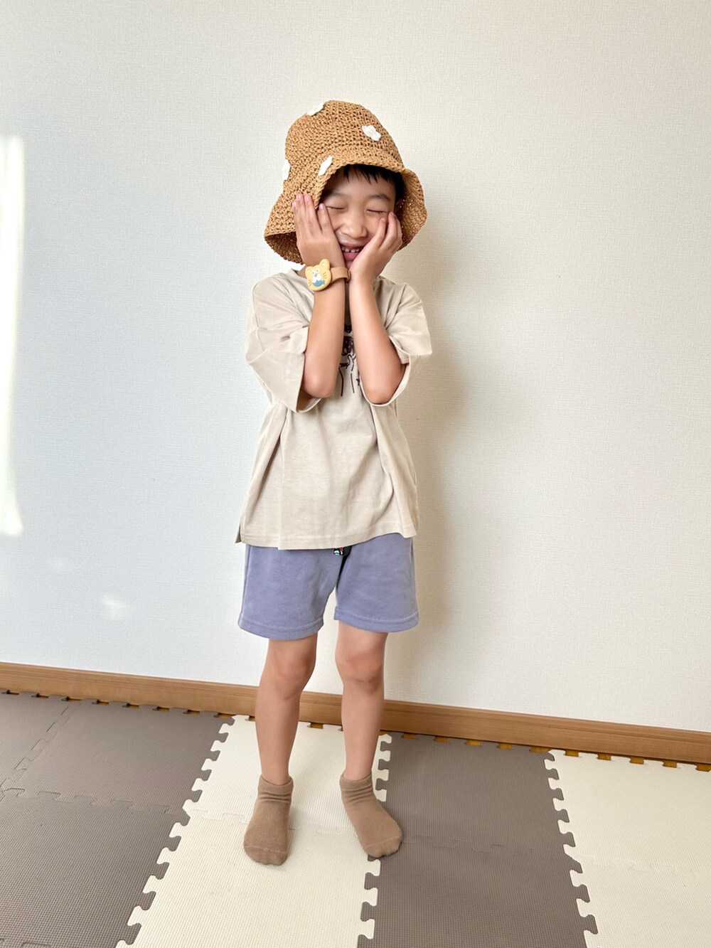 パープル系のその他パンツ、ベージュ系のTシャツ/カットソー、その他のソックス/靴下を着用したキッズの夏コーディネートの4枚目の写真