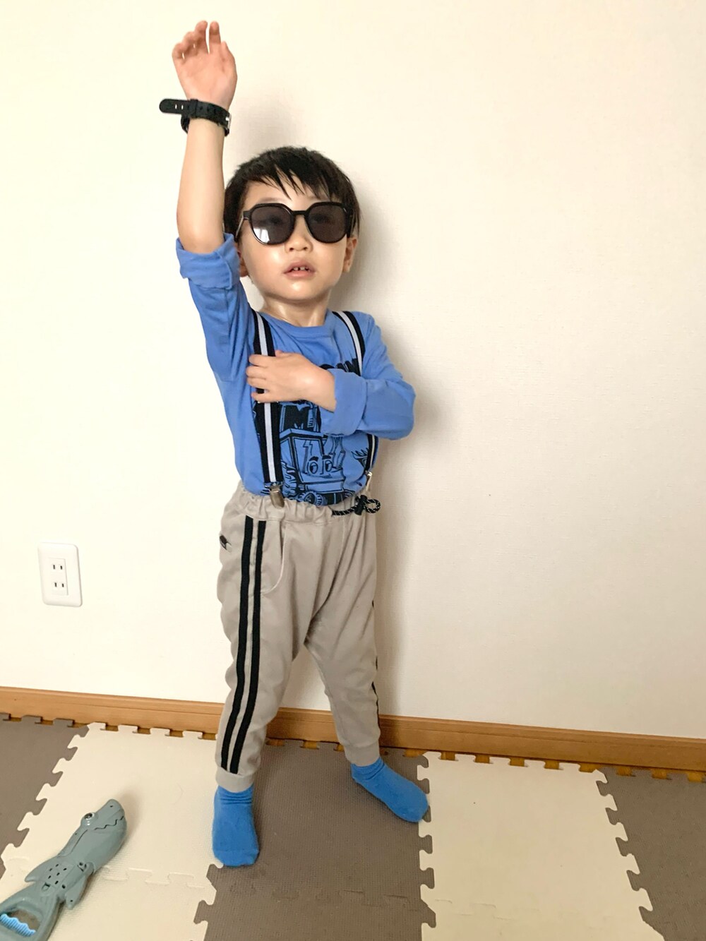 グレー系のその他パンツ、ブルー系のTシャツ/カットソー、オレンジ系のソックス/靴下を着用したキッズの春コーディネートの4枚目の写真