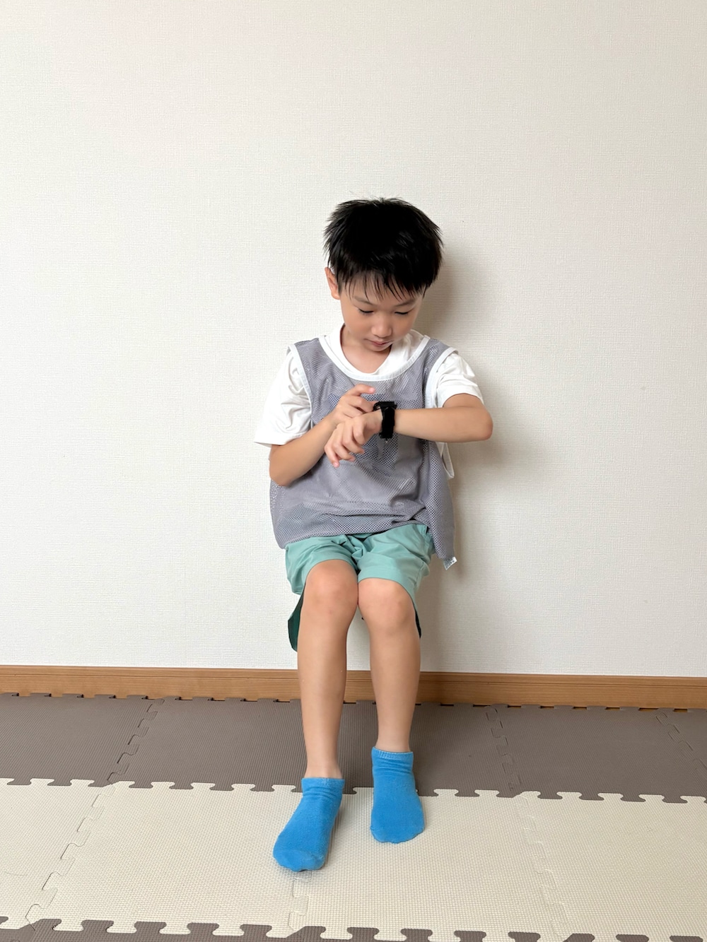 グリーン系のその他パンツ、ホワイト系のTシャツ/カットソー、ブラック系の腕時計を着用したキッズの夏コーディネートの5枚目の写真