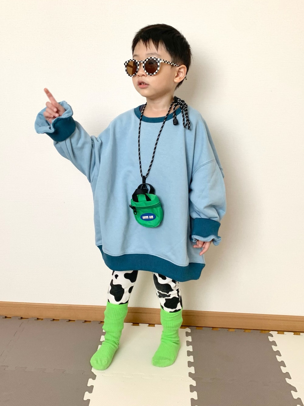 ブルー系のスウェット、グリーン系のバッグ、ホワイト系のその他パンツを着用したキッズの春コーディネートの2枚目の写真
