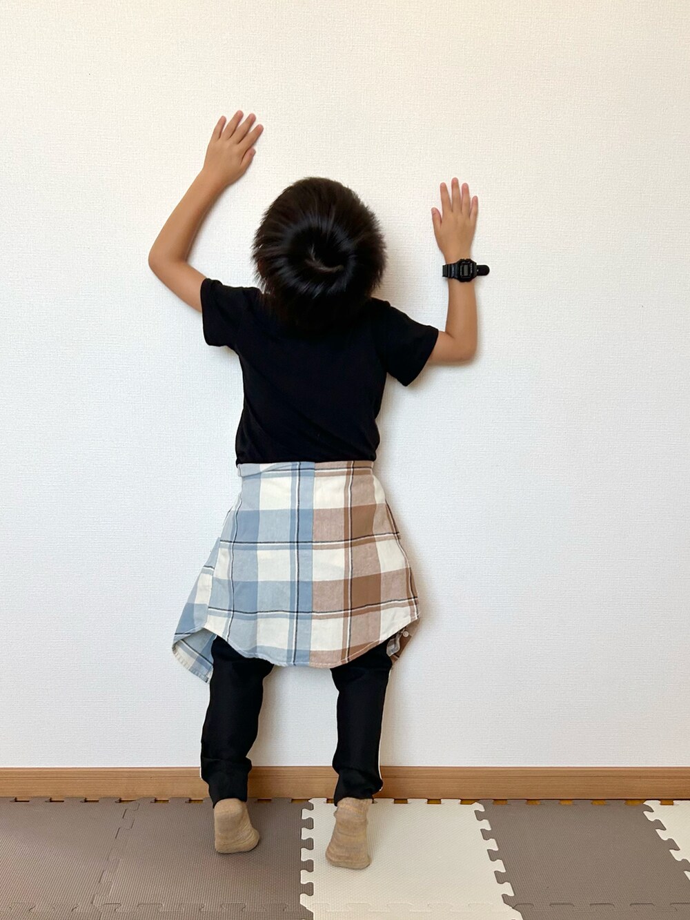 ブラック系のその他パンツ、ブラック系のTシャツ/カットソー、その他のシャツ/ブラウスを着用したキッズの秋コーディネートの5枚目の写真