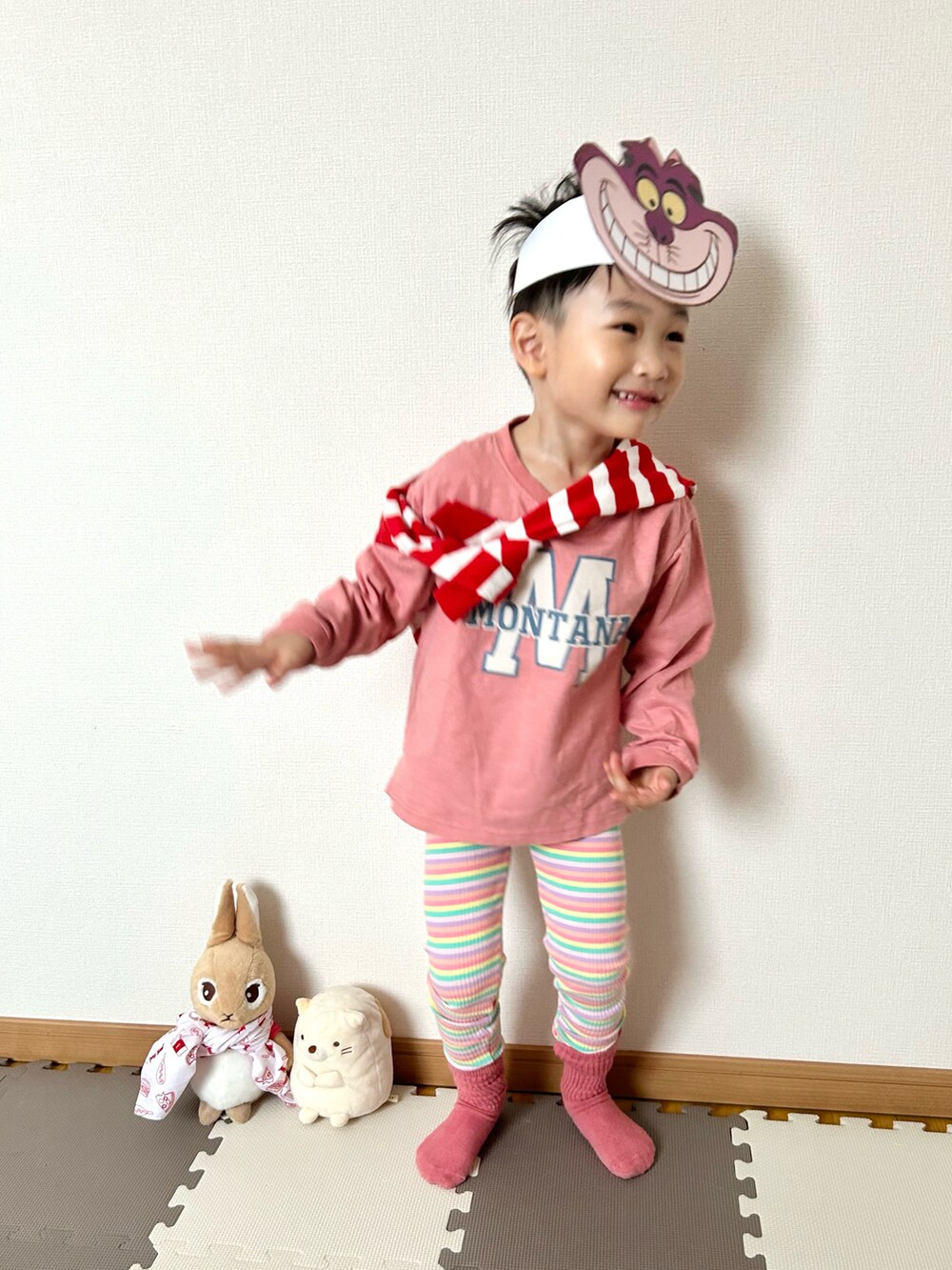 ピンク系のTシャツ/カットソー、ピンク系のパンツ、その他のカーディガン/ボレロを着用したキッズの春コーディネートの2枚目の写真