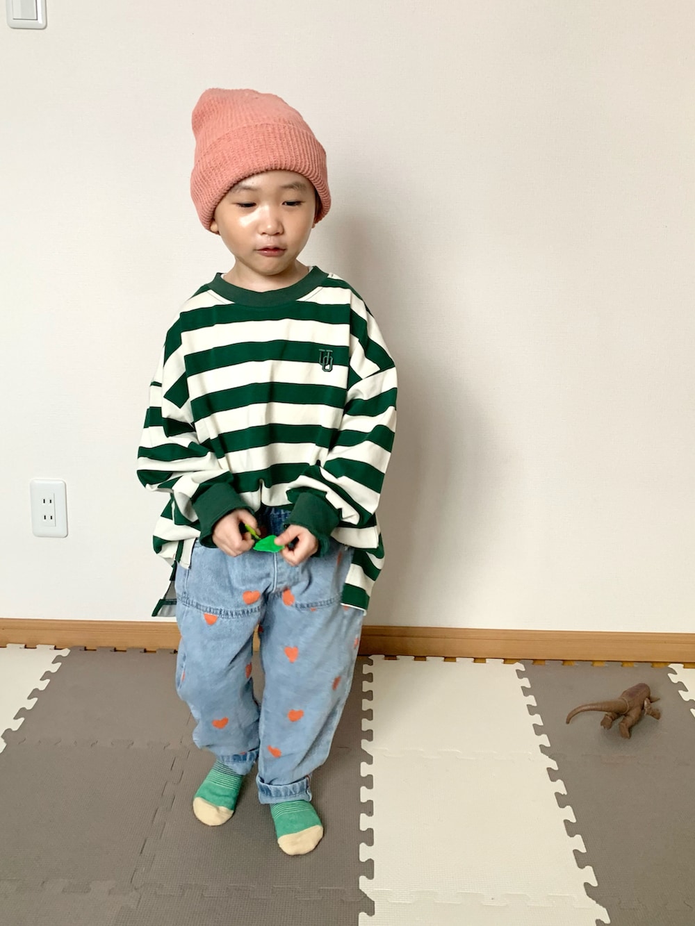 グリーン系のTシャツ/カットソー、ブルー系のデニムパンツ、その他のソックス/靴下を着用したキッズの冬コーディネートの2枚目の写真