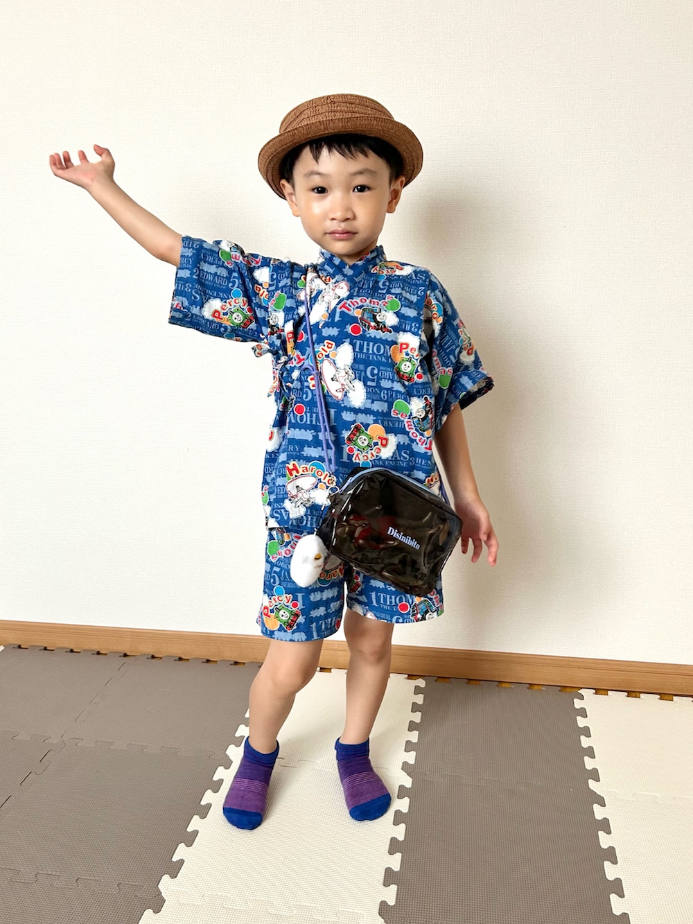 ブラック系のショルダーバッグ、ブラウン系のハット、ブルー系の浴衣を着用したキッズの夏コーディネートの3枚目の写真