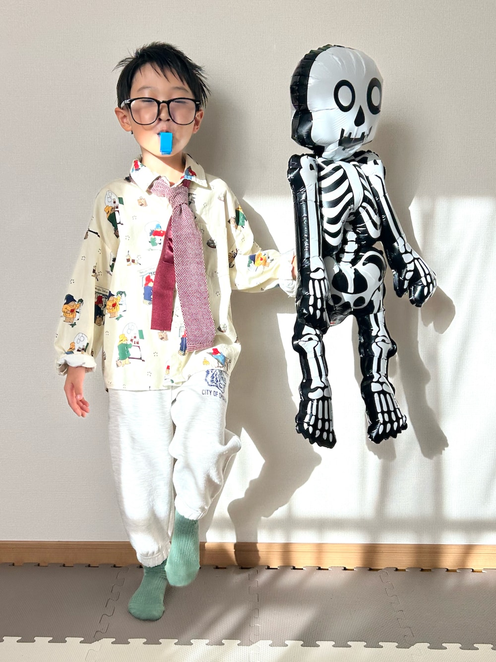 ベージュ系のシャツ/ブラウス、グレー系のスウェットパンツ、レッド系のネクタイを着用したキッズの秋コーディネートの4枚目の写真