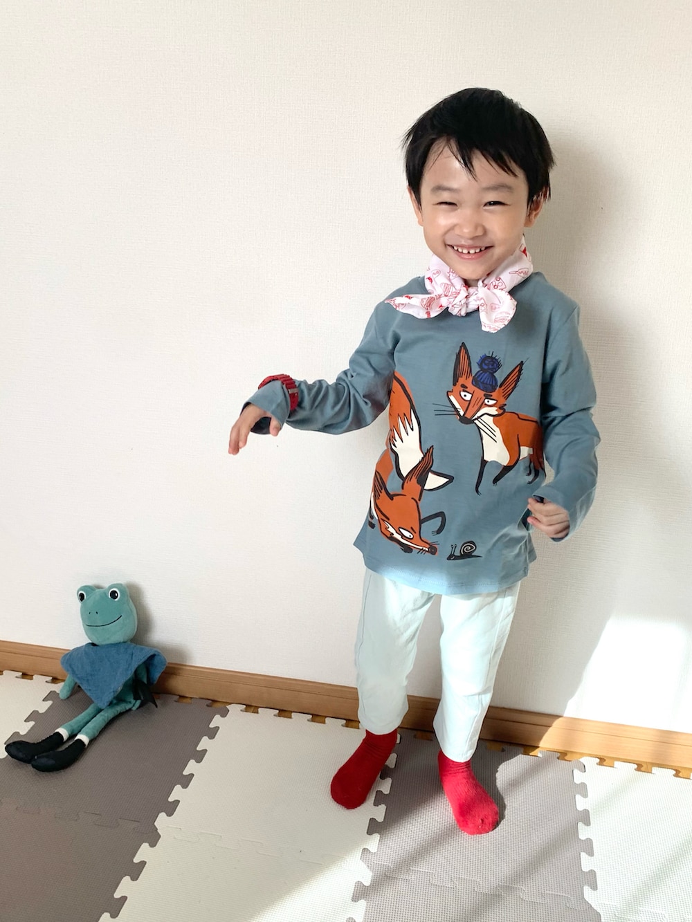 グリーン系のスウェットパンツ、グリーン系のTシャツ/カットソー、レッド系のソックス/靴下を着用したキッズの秋コーディネートの5枚目の写真