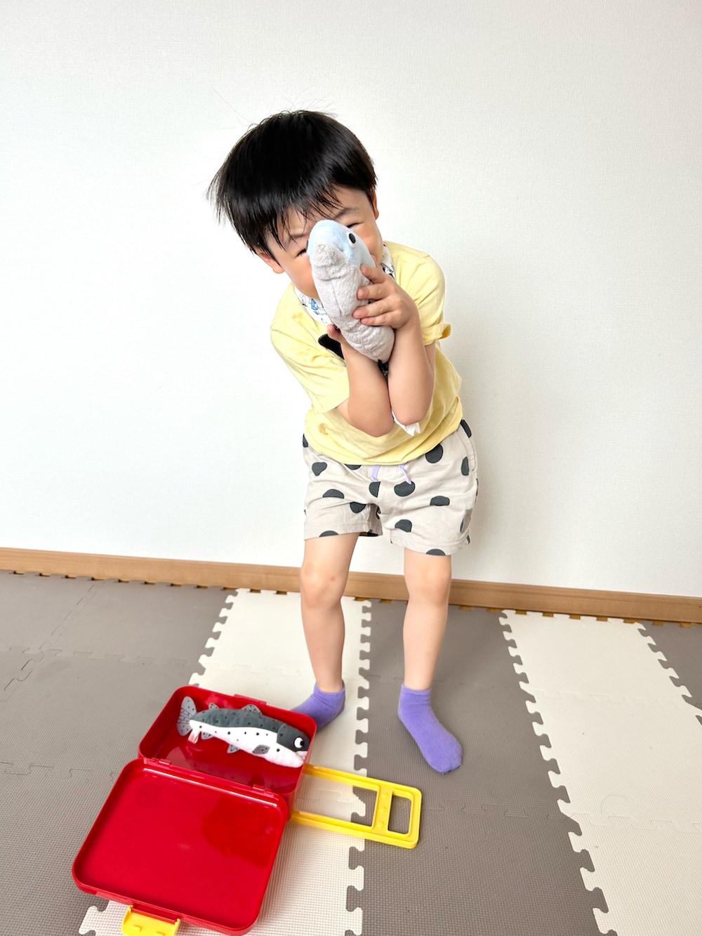 イエロー系のTシャツ/カットソー、ホワイト系のその他パンツ、レッド系のおもちゃを着用したキッズの夏コーディネートの4枚目の写真