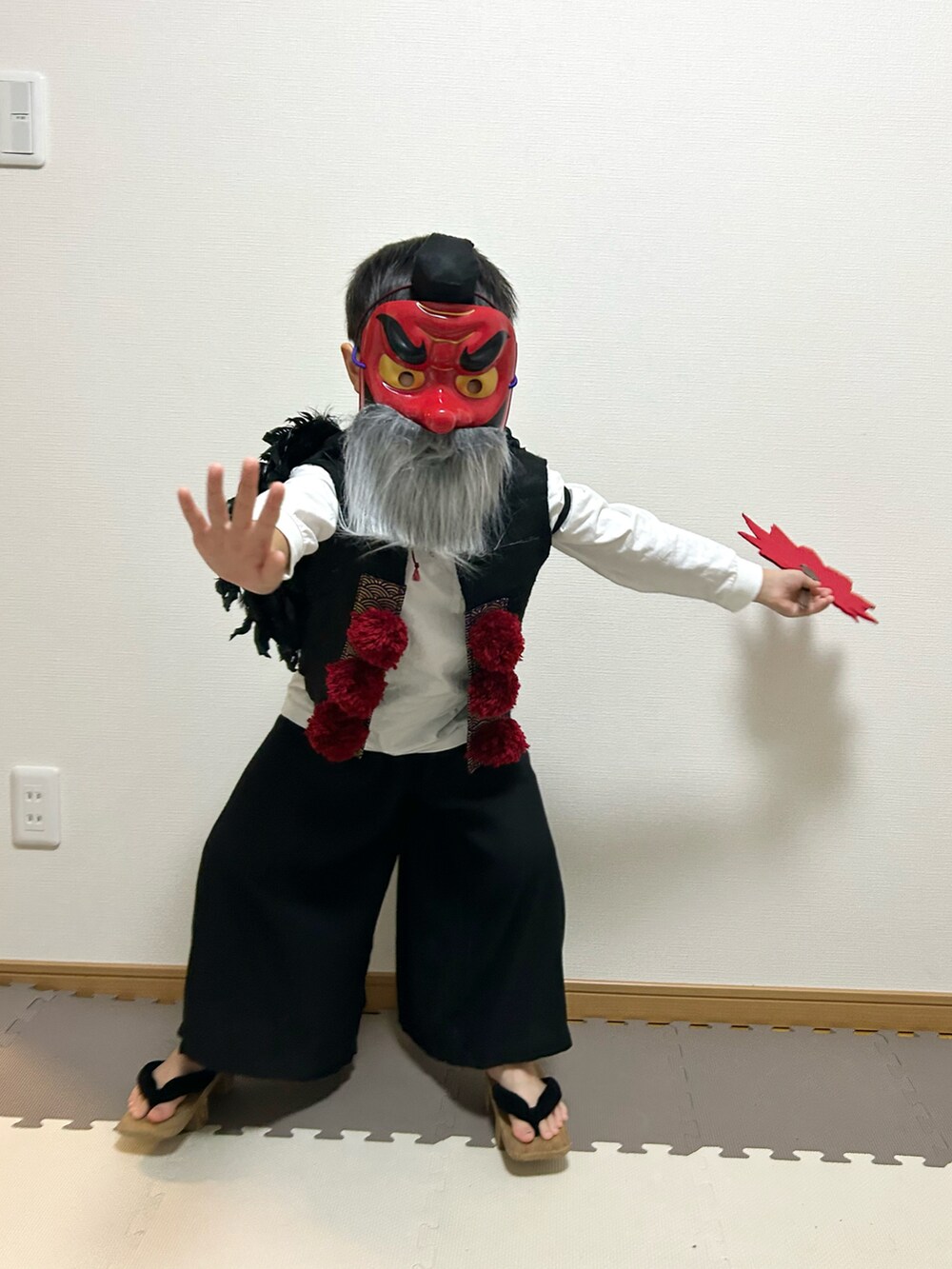 ホワイト系のTシャツ/カットソー、ブラック系のパンツ、ブラック系のフォーマルスーツ/小物を着用したキッズの秋コーディネートの3枚目の写真