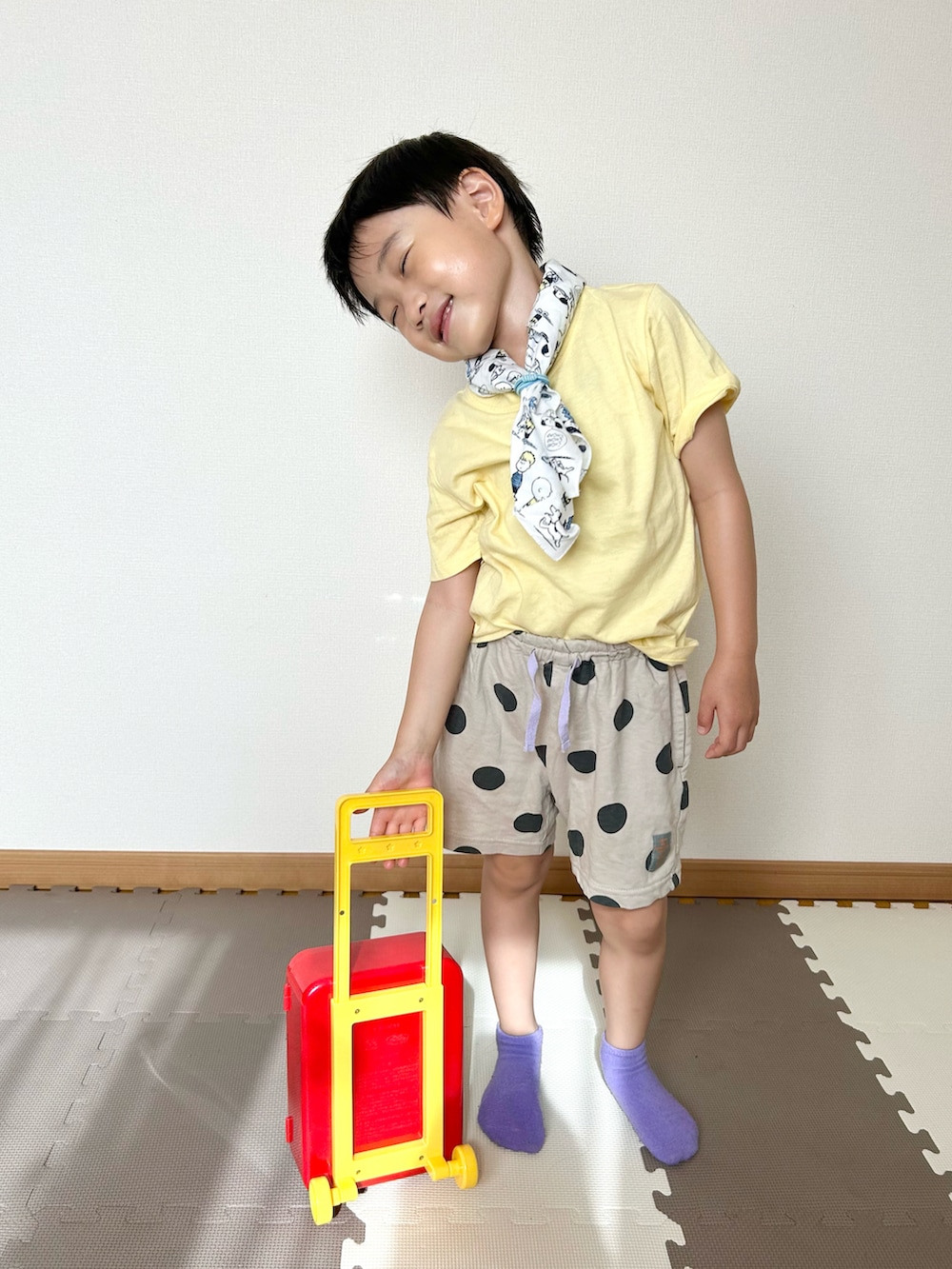 イエロー系のTシャツ/カットソー、ホワイト系のその他パンツ、レッド系のおもちゃを着用したキッズの夏コーディネートの2枚目の写真