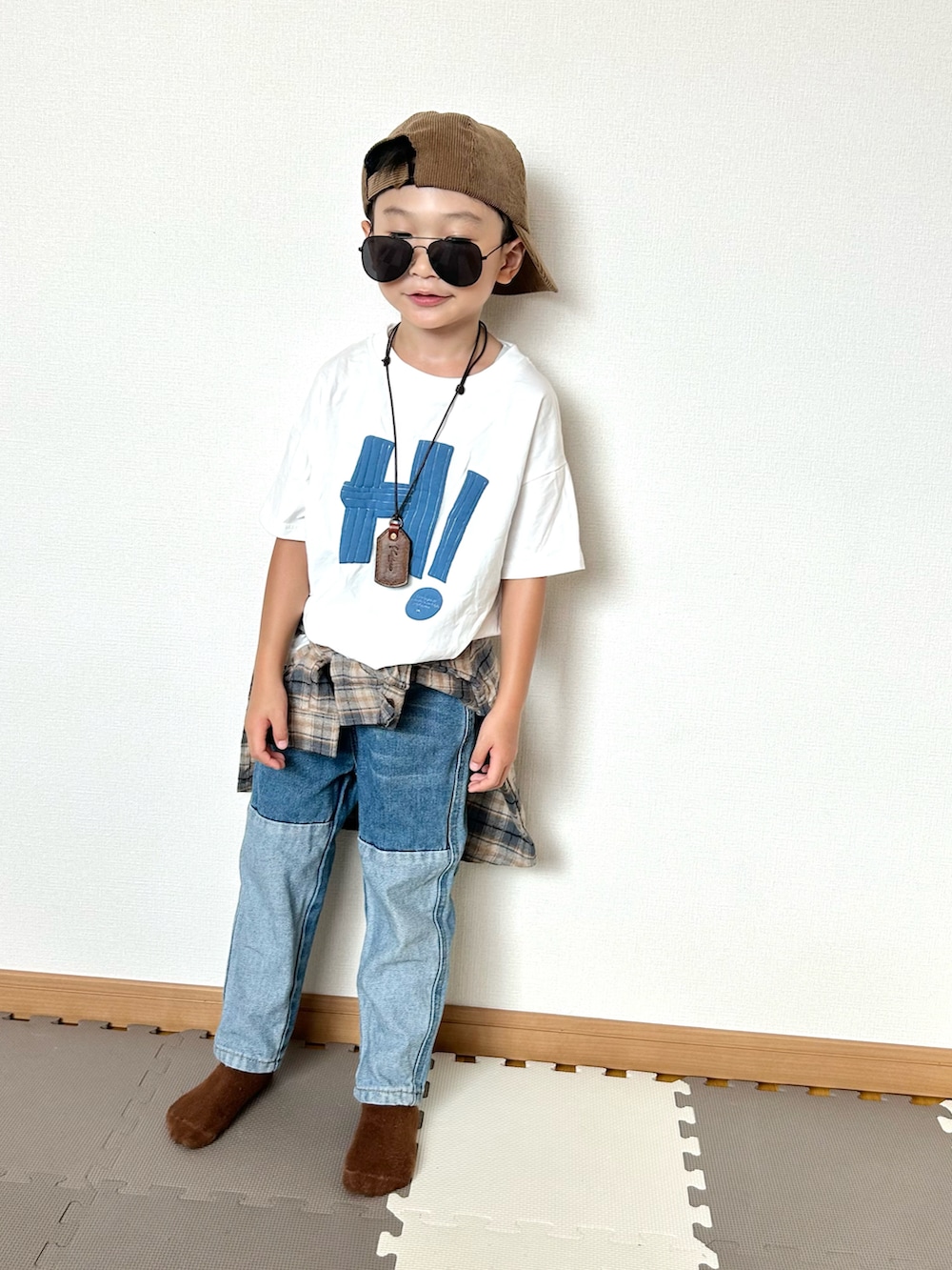 ブルー系のシャツ/ブラウス、ブルー系のデニムパンツ、ホワイト系のTシャツ/カットソーを着用したキッズの秋コーディネートの3枚目の写真