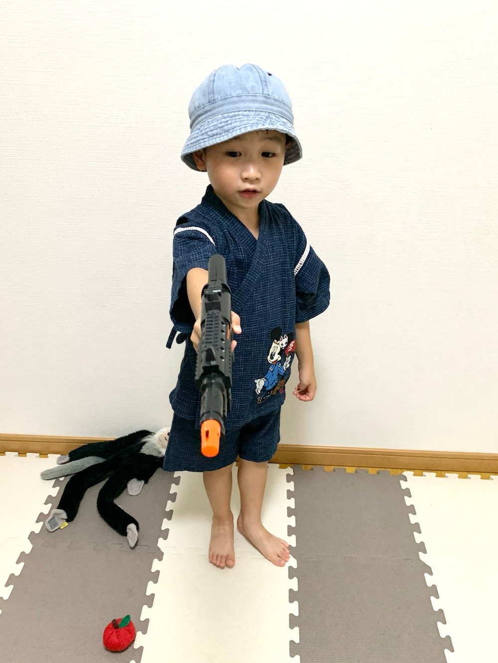 ブルー系のハット、ブルー系の浴衣、ブラック系のおもちゃを着用したキッズの夏コーディネートの2枚目の写真