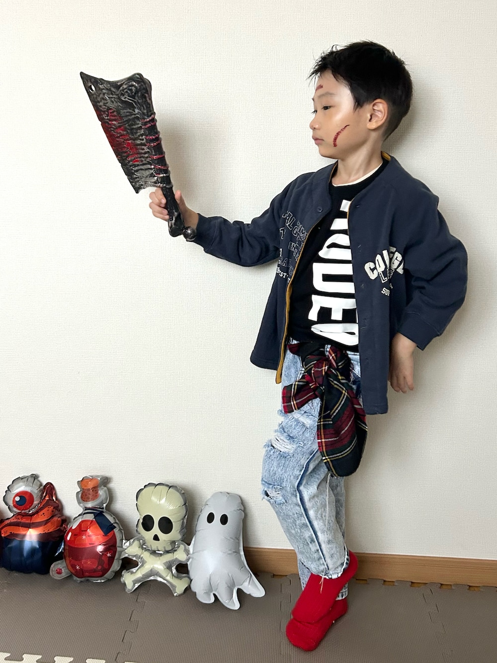 ブルー系のカーディガン/ボレロ、ブラック系のTシャツ/カットソー、ブルー系のデニムパンツを着用したキッズの秋コーディネートの2枚目の写真