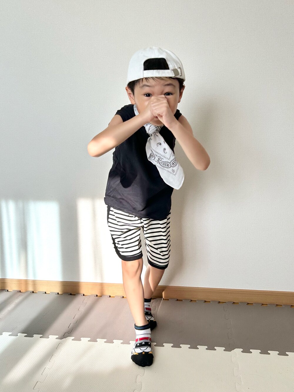 ホワイト系のセットアップ、ブラック系のタンクトップ、ホワイト系のソックス/靴下を着用したキッズの夏コーディネートの5枚目の写真