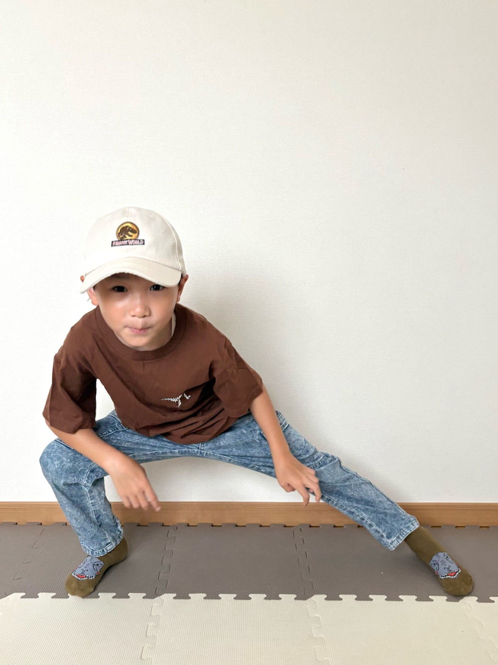 ブラウン系のTシャツ/カットソー、ブルー系のパンツ、ベージュ系のソックス/靴下を着用したキッズの秋コーディネートの2枚目の写真