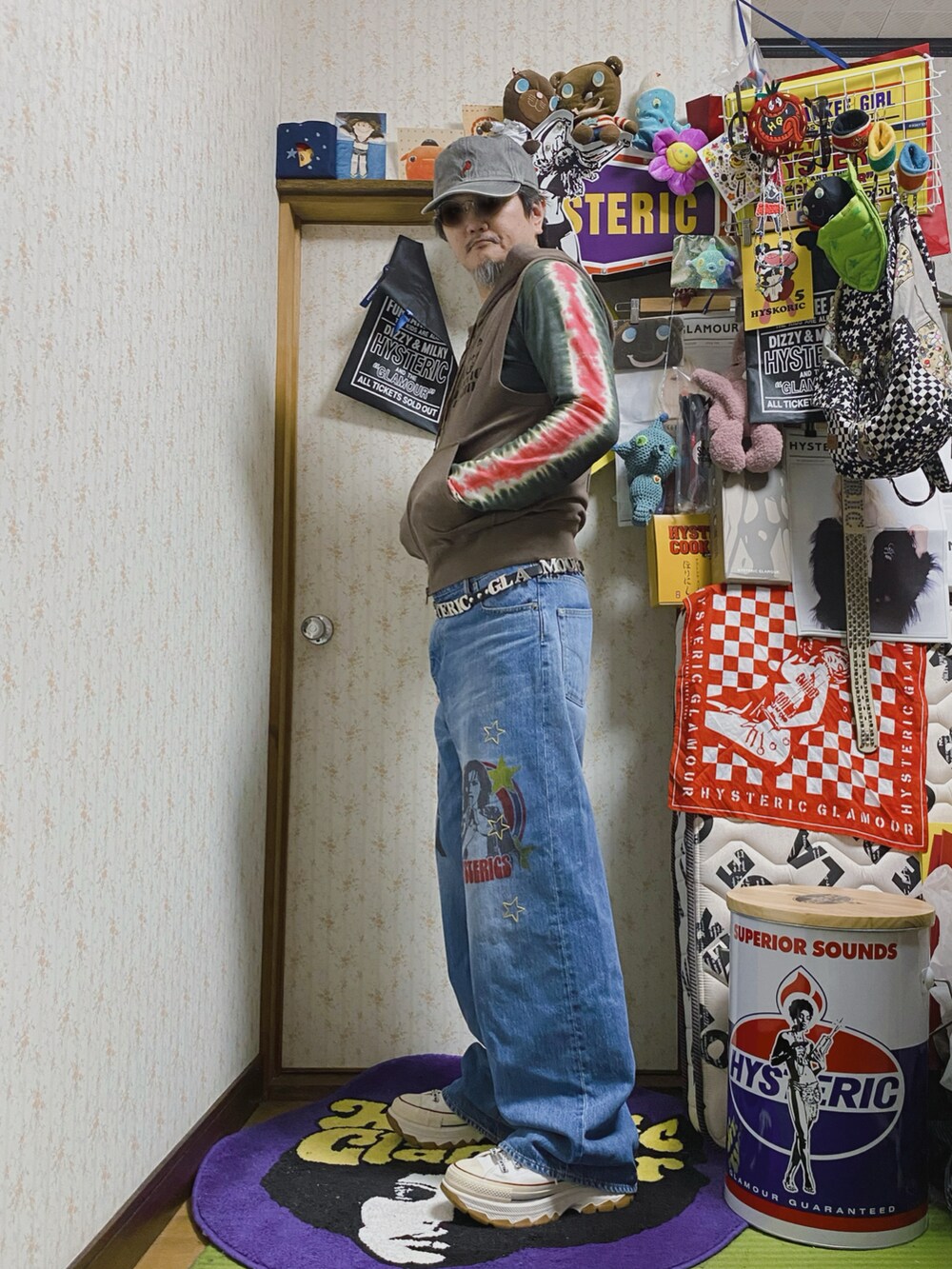 ブラウン系のベスト、ブルー系のデニムパンツ、グレー系のTシャツ/カットソーを着用したメンズの秋コーディネートの5枚目の写真