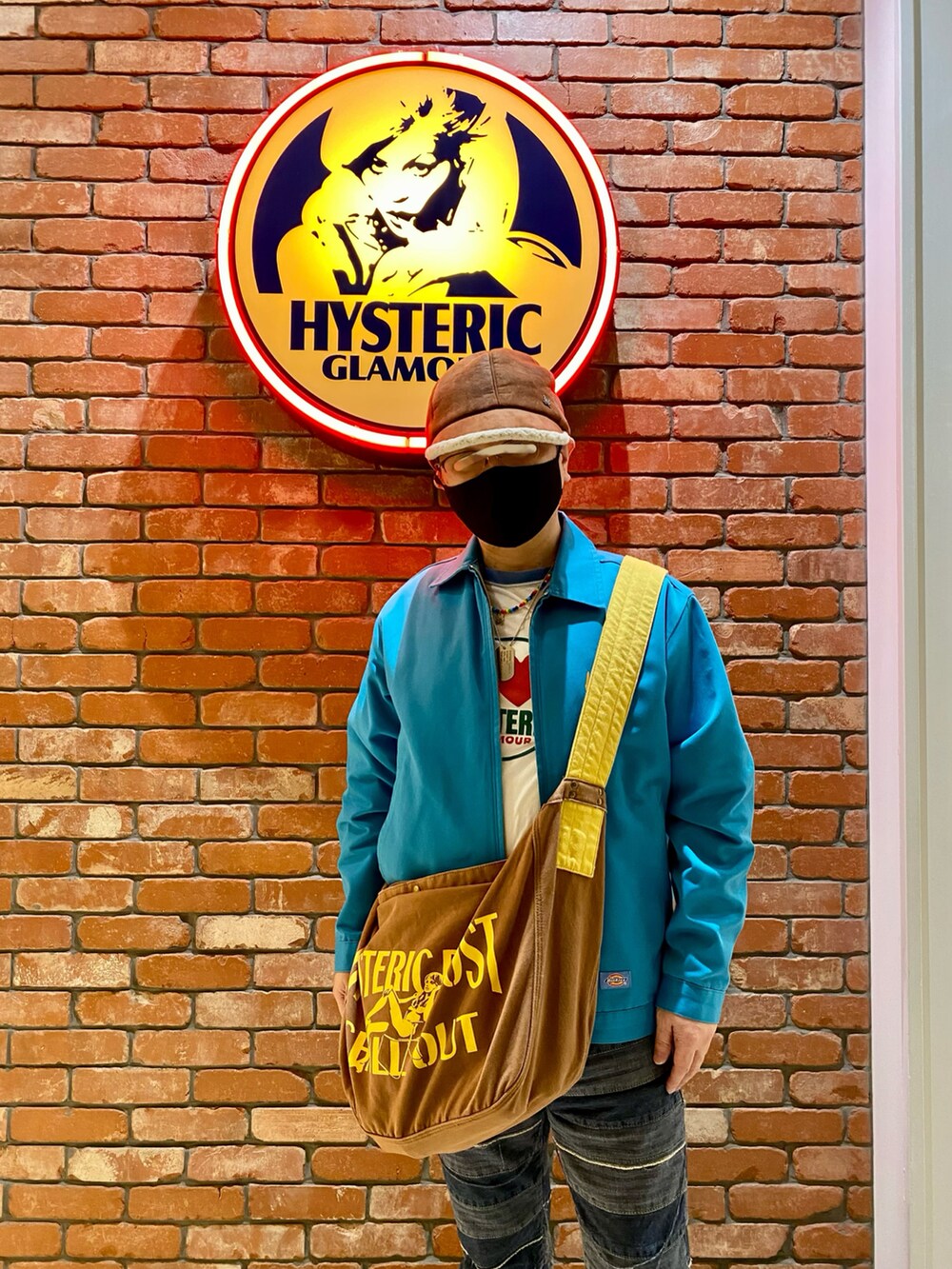 「ヒステリックグラマー、Hysteric Glamour、hysteric glamour、ジャケット、フレアパンツ、サンダル、スニーカー、メッセンジャーバッグ、ギターガール、アイゼンハワージャケット、7分袖、キャップ、Dickies」|「HYSTERIC GLAMOURのスクラッチフレアデニムパンツ(デニムパンツ、ブルー系)」を使った、majxjamさん(メンズ・172cm)の春コーディネートの2枚目の写真