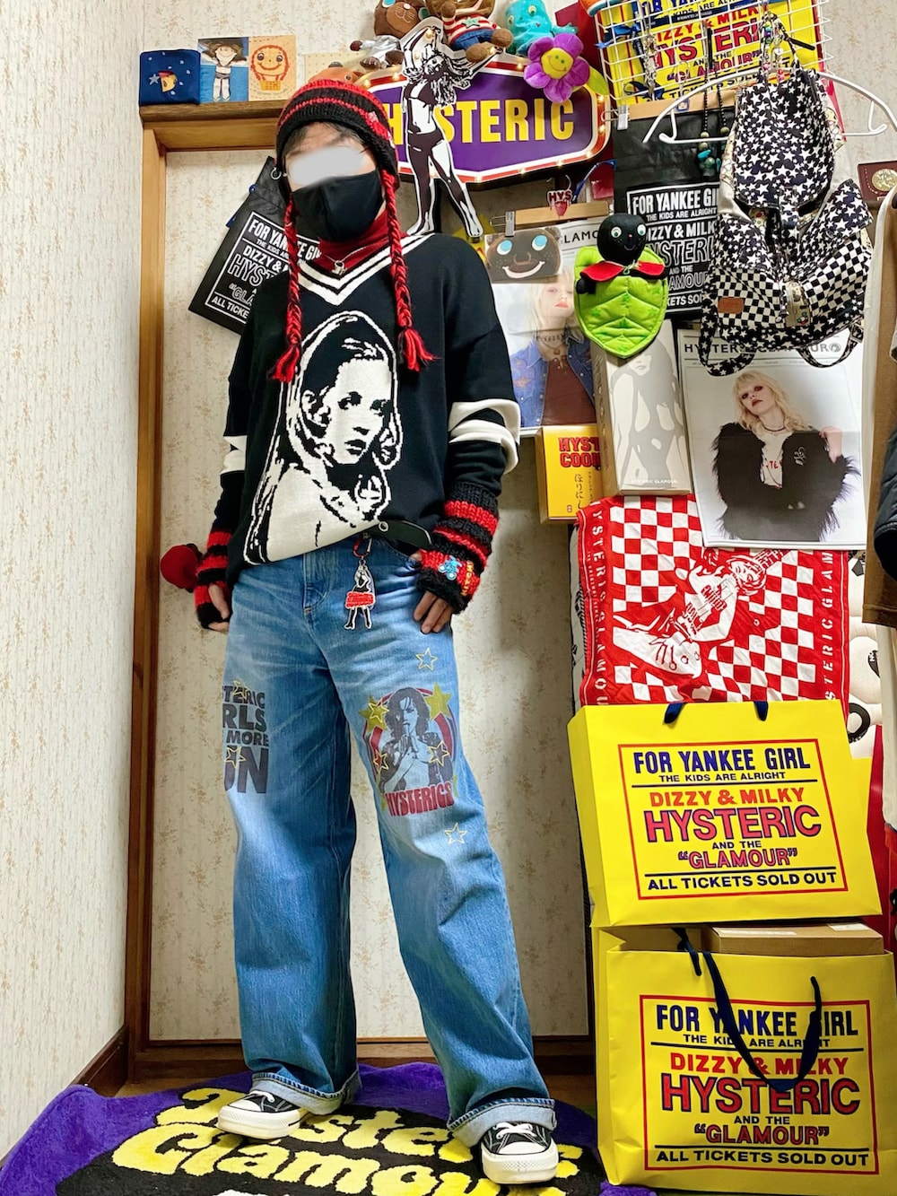 ブラック系のニット/セーター、ブルー系のデニムパンツ、ブラック系のスニーカーを着用したメンズの冬コーディネートの4枚目の写真