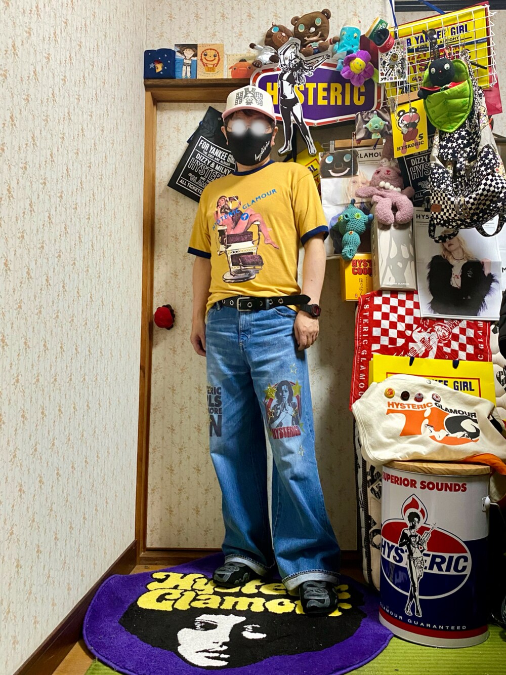 「ヒステリックグラマー、Hysteric Glamour、hysteric glamour、夏コーデ、キャップ、リンガーTシャツ、ワイドパンツ、サンダル、イエロー、シンプルコーデ、夏だ!Tシャツ着よう!、デニムパンツ、今日のコーデ、休日スタイル、Tシャツ」|「HYSTERIC GLAMOURのSEE NO EVIL スタッズメッシュキャップ(キャップ、ピンク系)」を使った、majxjamさん(メンズ・172cm)の夏コーディネートの3枚目の写真