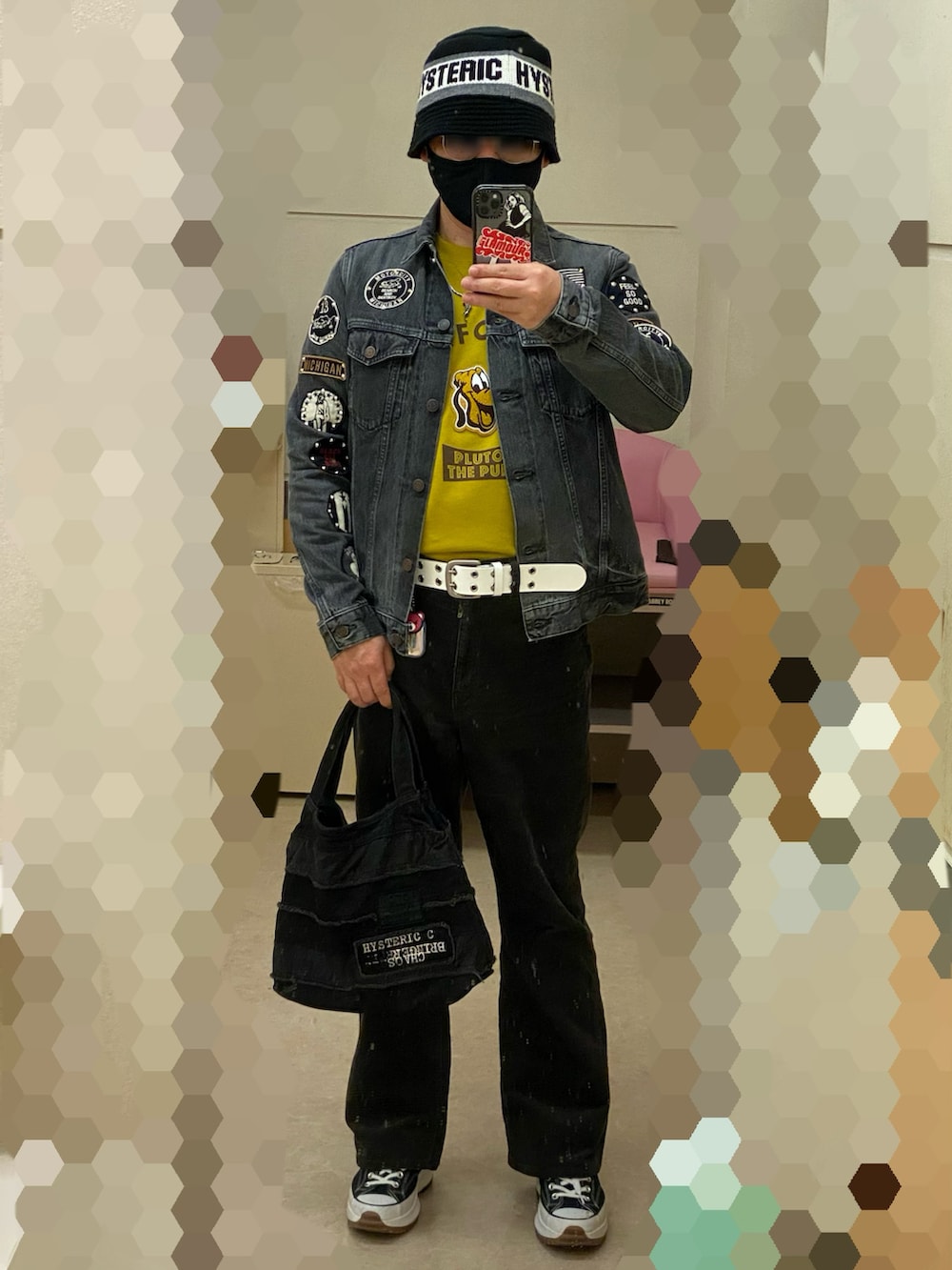 「バケットハット、ロゴスウェット、ロックコーデ、ロッカーズジージャン、ヒステリックグラマー、コンバース、フレアパンツ、ワッペン、厚底シューズ、ランスターハイク、スウェット、秋冬コーデ、コーデュロイパンツ、ニット帽」｜「HYSTERIC GLAMOURのHYSTERIC LOGO ニットバケット（ハット、ブラック系）」を使った、majxjamさん（メンズ・172cm）の秋コーディネートの2枚目の写真