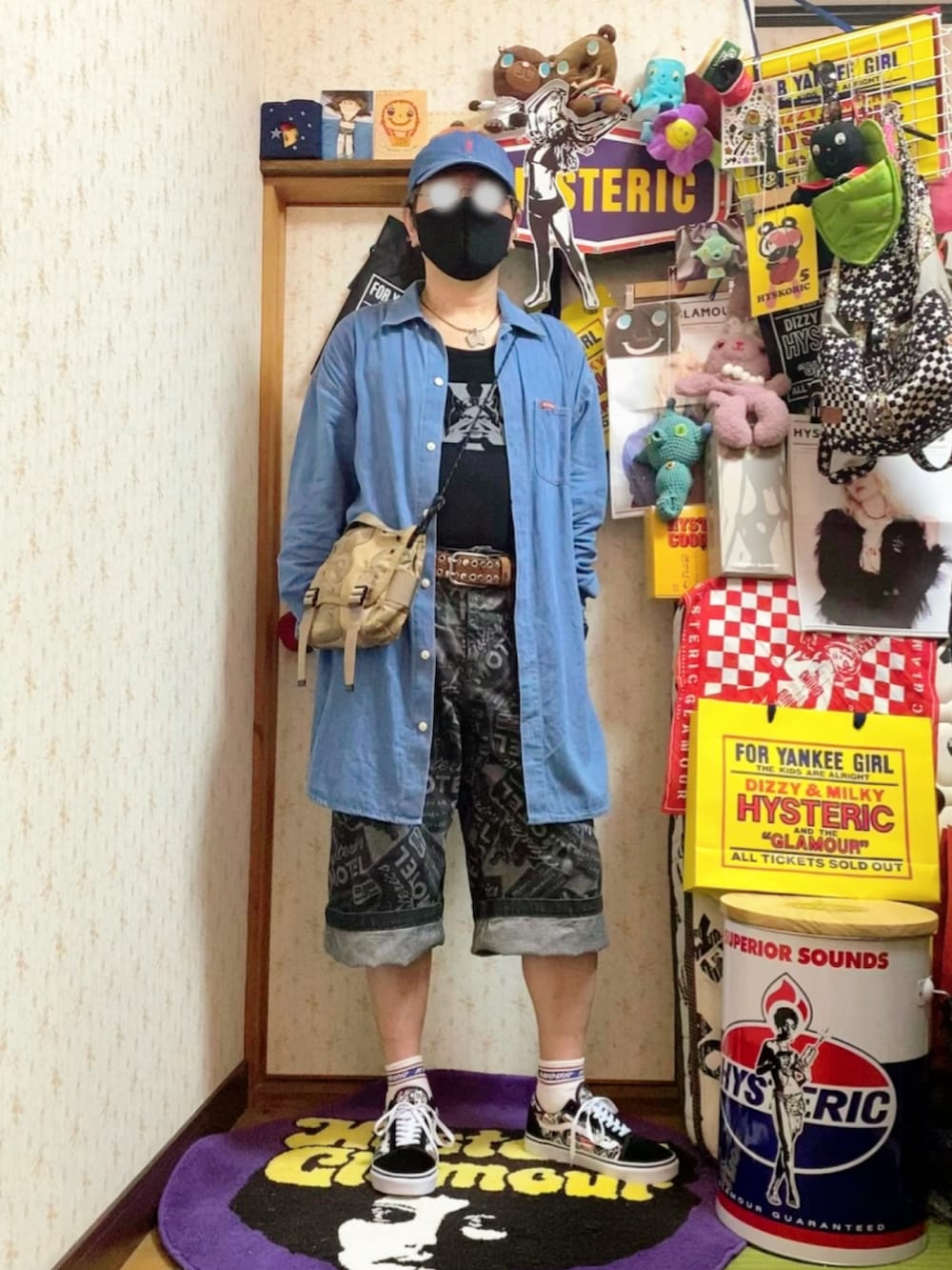 「ヒステリックグラマー、Hysteric Glamour、hysteric glamour、シャツ好き集まれ、デニム、ラフコーデ、レイヤードスタイル、ビッグシルエット、ロング丈、ハーフパンツ、シャツスタイル、オールドスクール、休日スタイル、おでかけコーデ、デニムシャツ」|「HYSTERIC GLAMOURのSEE NO EVIL刺繍 オーバーサイズデニムシャツ(シャツ/ブラウス、ブルー系)」を使った、majxjamさん(メンズ・172cm)の夏コーディネートの3枚目の写真