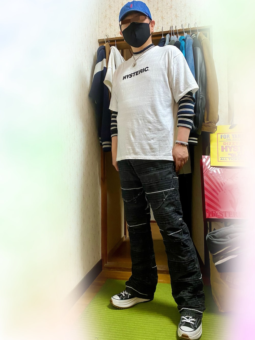 「ヒステリックグラマー、hysteric glamour、Hysteric Glamour、シンプル、プチプラ、ヒスベア、レイヤードスタイル、Tシャツ、フレアパンツ、モノトーン、ワントーンコーデ、熊狩り」｜「CONVERSEのconverse コンバース AS 100 TREKWAVE OX オールスター 100 トレックウエーブ OX 31307111 BLACK（スニーカー、ブラック系）」を使った、majxjamさん（メンズ・172cm）の春コーディネートの2枚目の写真