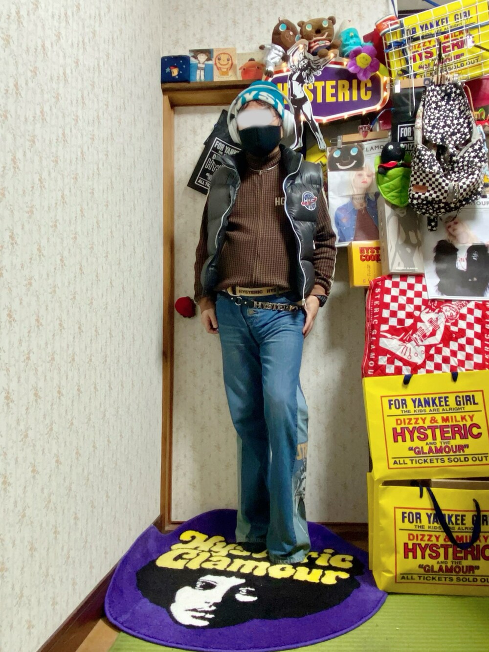 ブルー系のデニムパンツ、ブラウン系のその他アウター、ブラック系のベストを着用したメンズの冬コーディネートの4枚目の写真