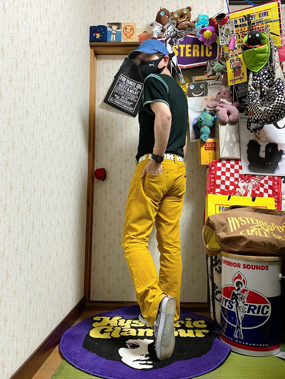 ブラック系のTシャツ/カットソー、イエロー系のその他パンツ、ブラック系のスニーカーを着用したメンズの春コーディネートの3枚目の写真